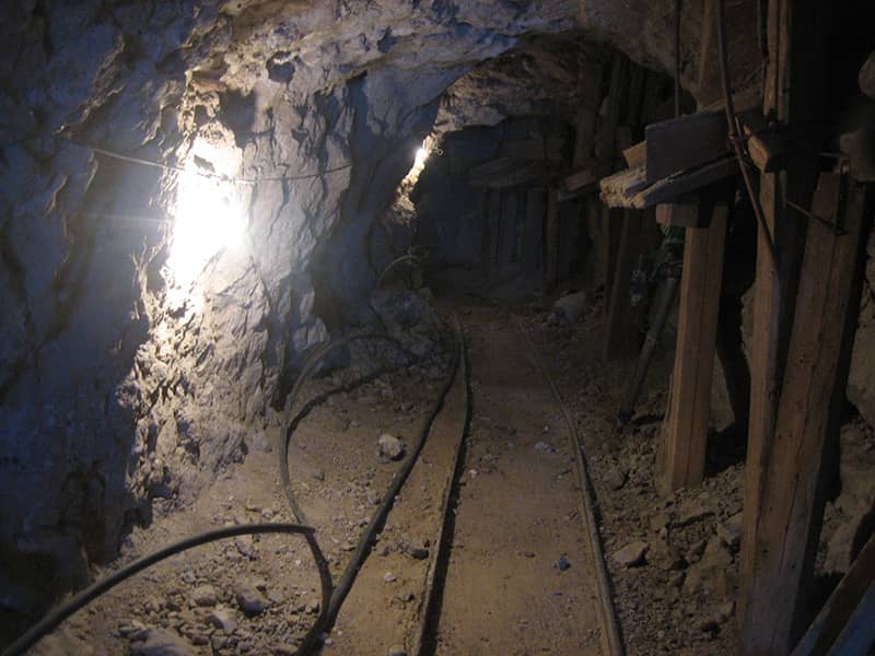 鉱山トンネル内